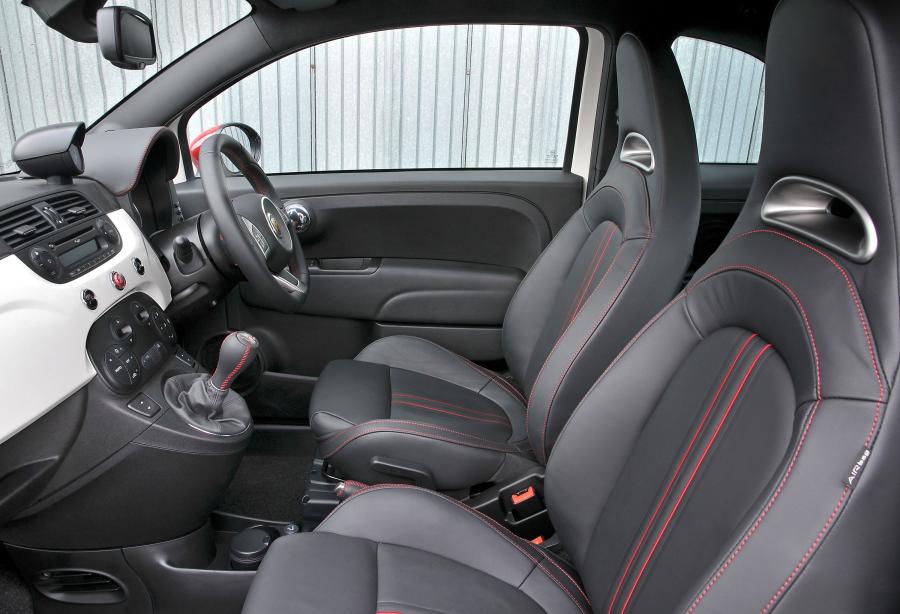 Интерьер Abarth 500 2009 года  (UK) (фото 8 из 43)